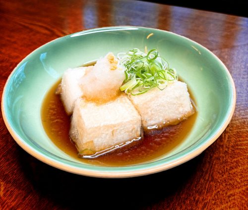 AGEDASHI TOFU. Frittierter Tofu in Fisch-Brühe /deep-fried tofu in fish-dashi broth 