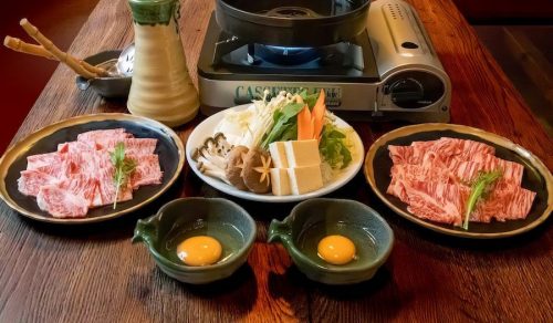 Wagyu SUKIYAKI. Im japanischen Wok am Tisch zubereitet / Table cooking - Japanese wok